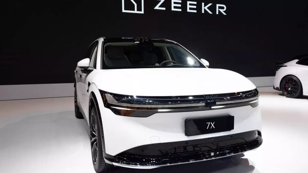 masina electrica alb cu negru intr-un showroom Zeekr china