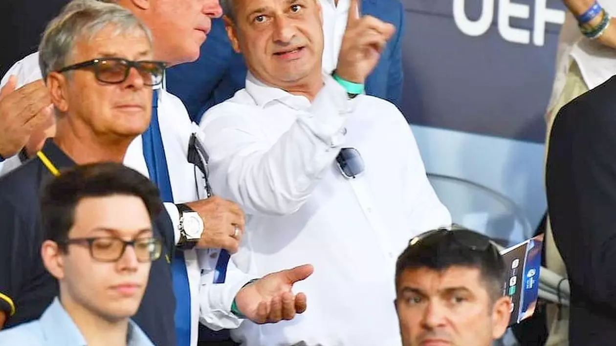 Nelu Varga, patronul celor de la CFR Cluj, în tribune în timul unui meci, arată cu degetul în sus.
