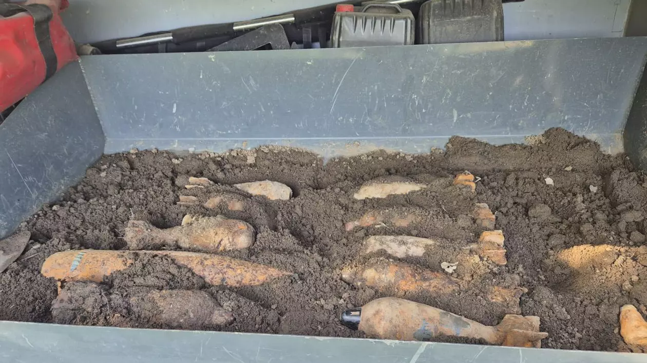12 „elemente de muniţie neexplodată”, găsite de detectoriști de metale amatori într-o zonă plină de turiști, în Iași