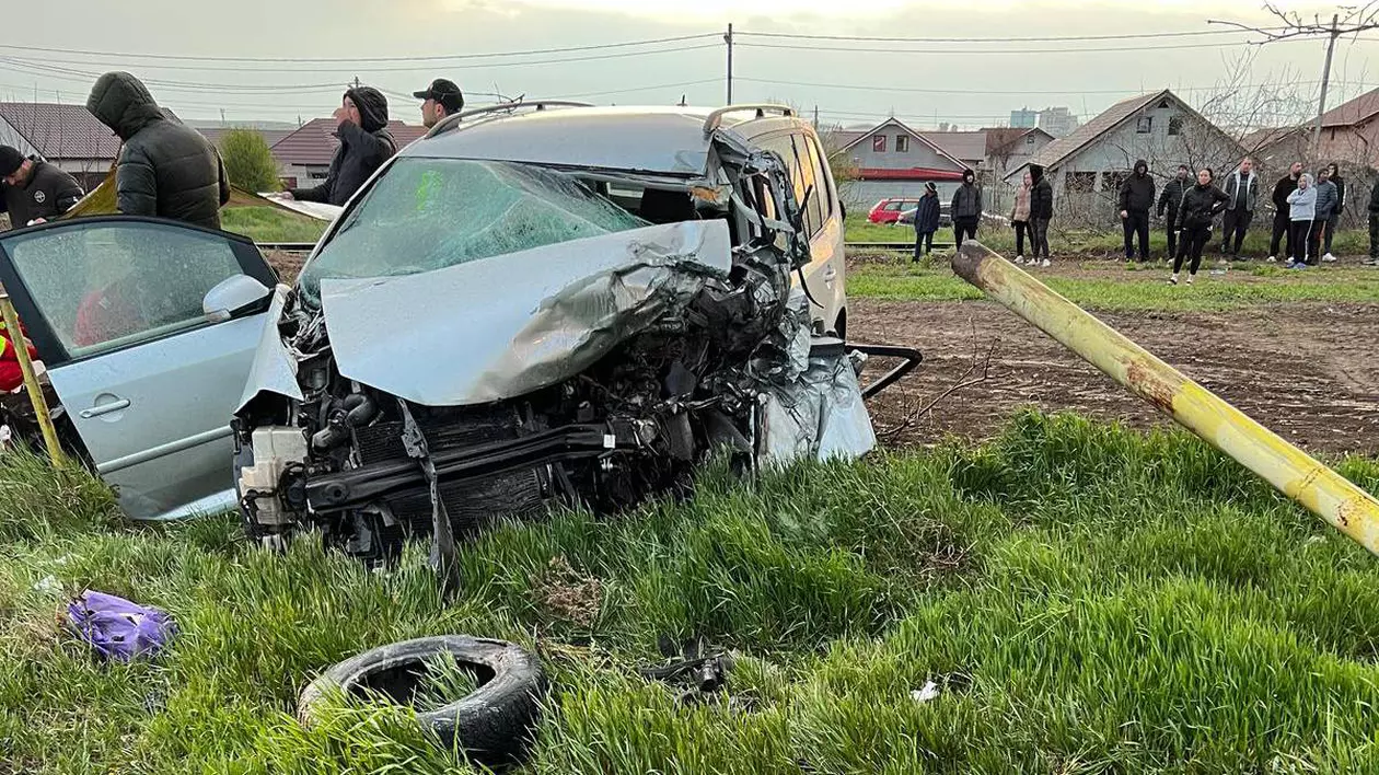 masina de culoare gri dupa un accident rutier, in jurul ei sunt mai multe persoane inclusiv medici