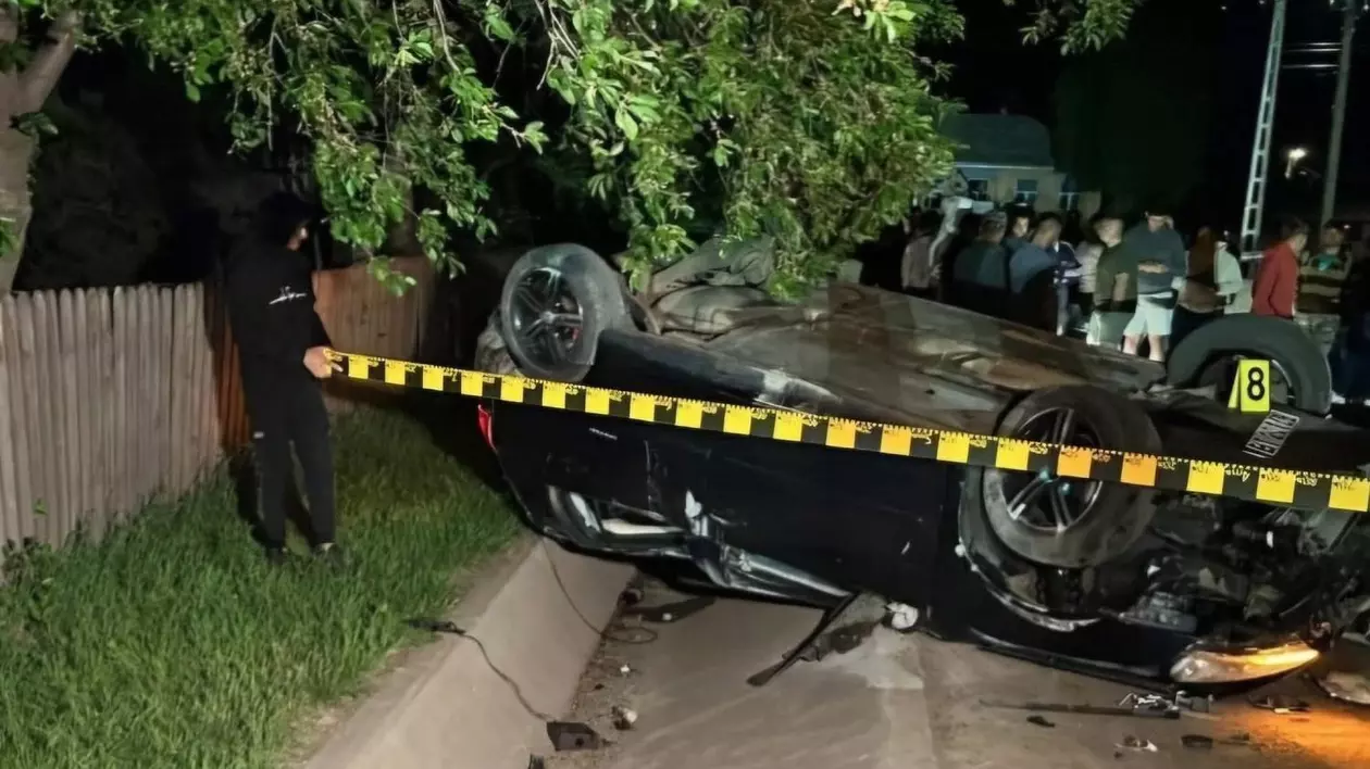 Poză cu mașina răsturnată a soferului care a murit în accidentul rutier din Tudor Vladimirescu, județul Botoșani