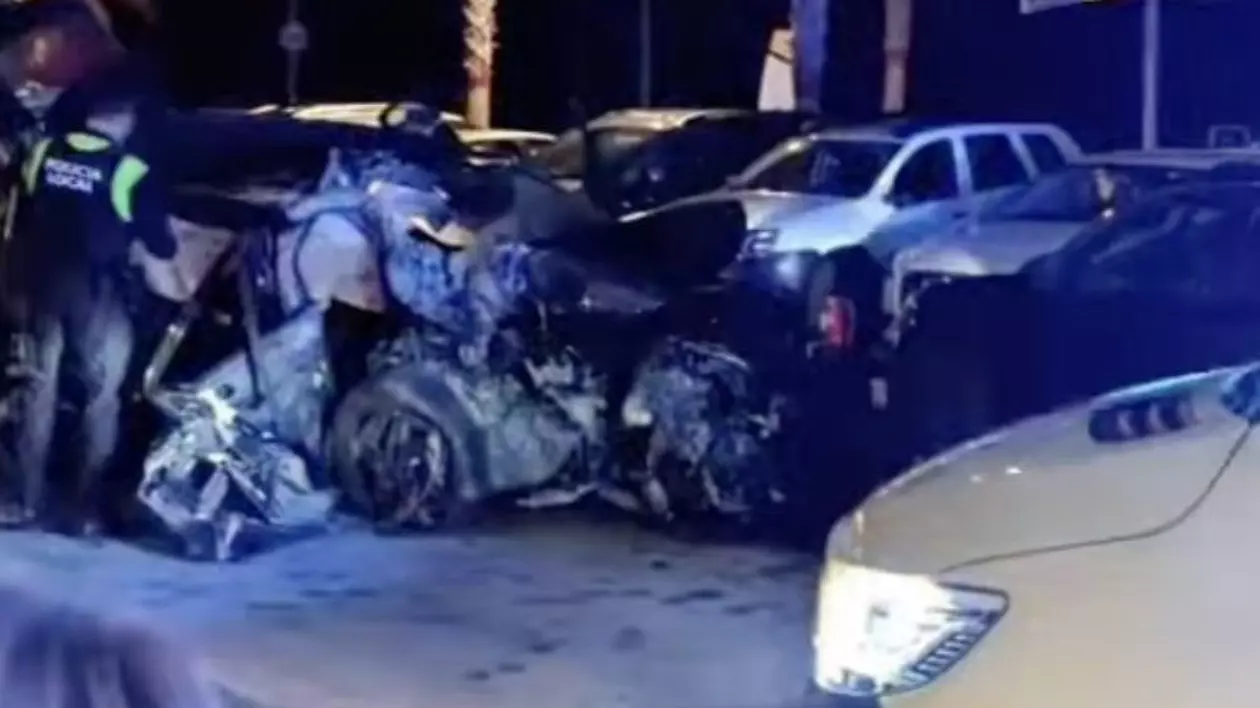 O mașină a intrat în pietoni pe o stradă aglomerată dinn stațiunea Malaga. Foto: Captură video