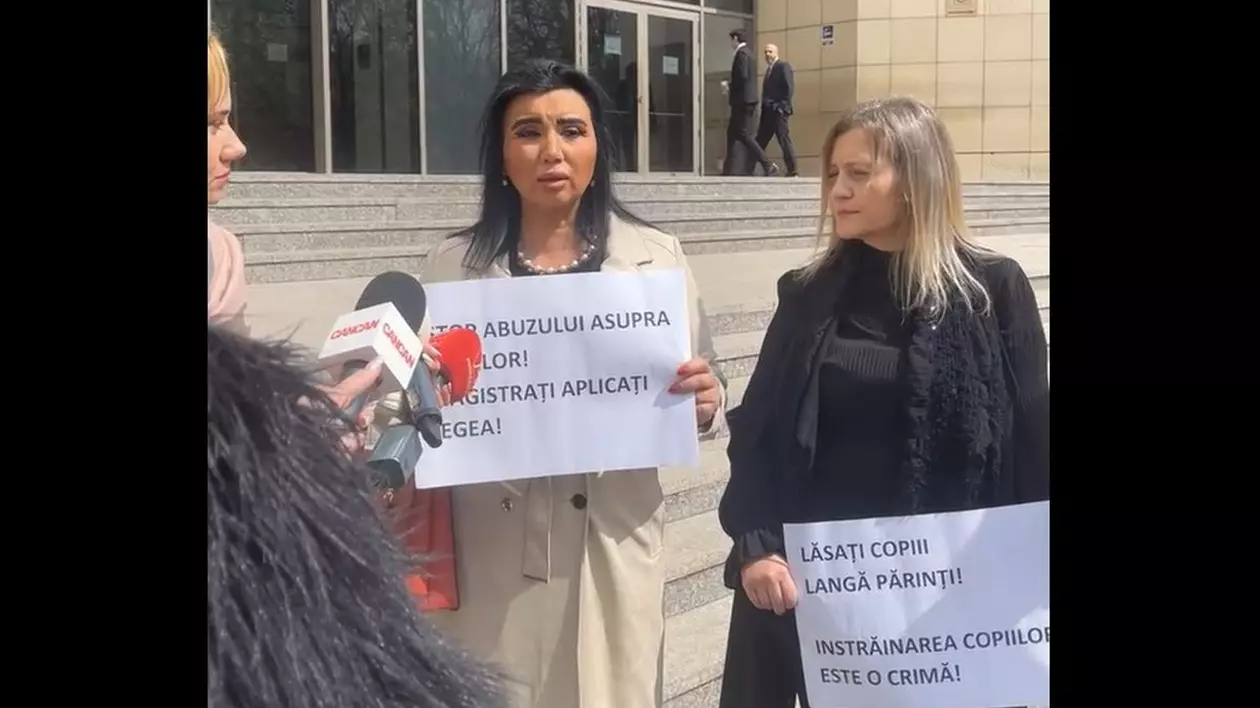 Adriana Bahmuțeanu, Oana Ioniță și Ana Bahmuțan au protestat în fața Tribunalului București