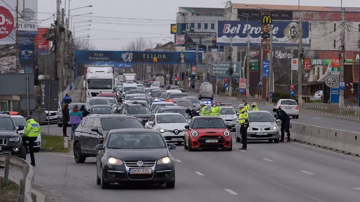 Aglomerație de mașini pe Drumul Național 1. Echipaje ale Politiei si Jandarmeriei verifica documentele mai multor conducatori auto, la intrarea in Bucuresti, pe DN1, in conditiile impuse de instituirea starii de carantina in Capitala, miercuri 25 martie 2020.