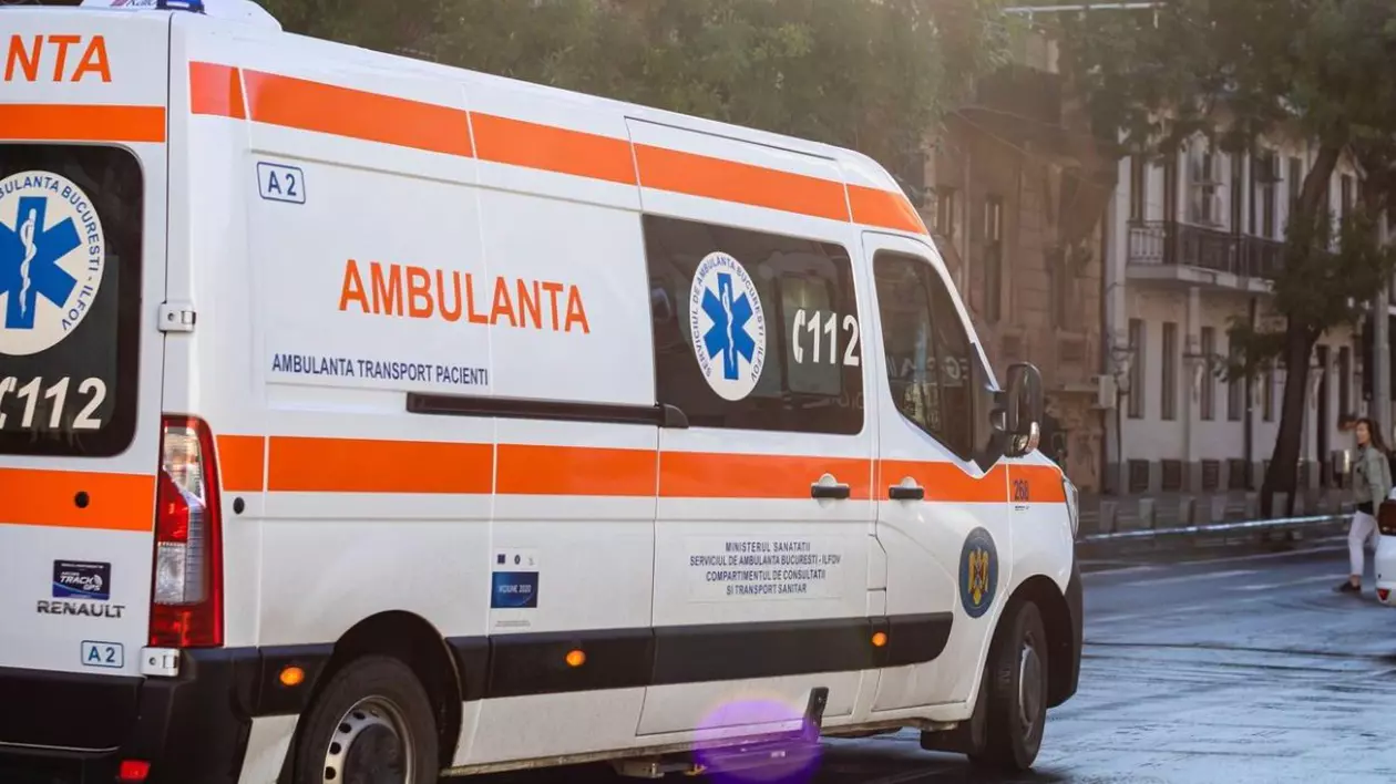 Imagine cu o ambulanță în mers prin oraș