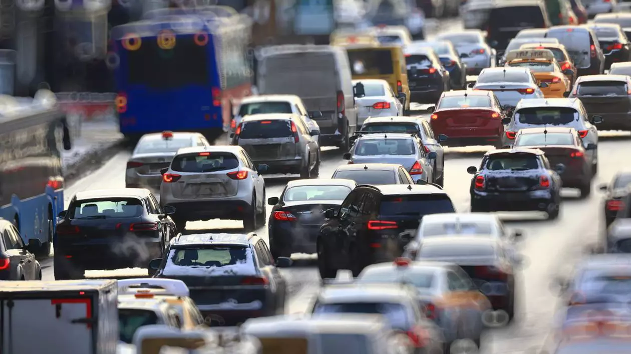ambuteiaj, multe masini in trafic probabil la o ora de varf, aglomeratie in trafic