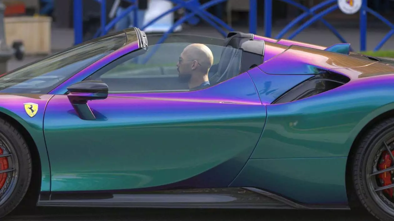 Andrew Tate într-o mașină Ferrari de lux