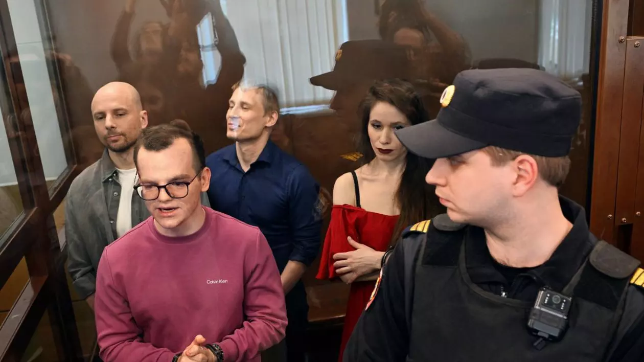 De la stânga la dreapta: jurnalistul video Serghei Karelin, jurnalistul Artem Kriger, producătorul Reuters Konstantin Gabov și jurnalista Antonina Favorskaya (Kravtsova) la audiere, 15 aprilie 2025