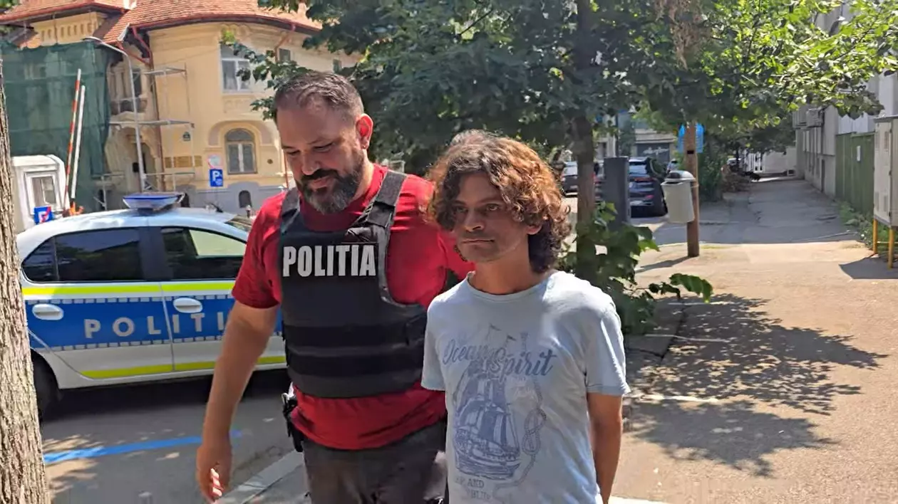 „Antrenorul de genii” Lajos Kristof, flancat de un polițist
