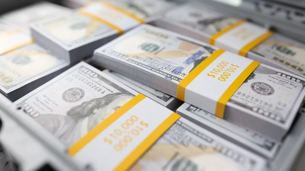 Un prim-plan al unei serviete pline cu teancuri de bancnote de dolari americani