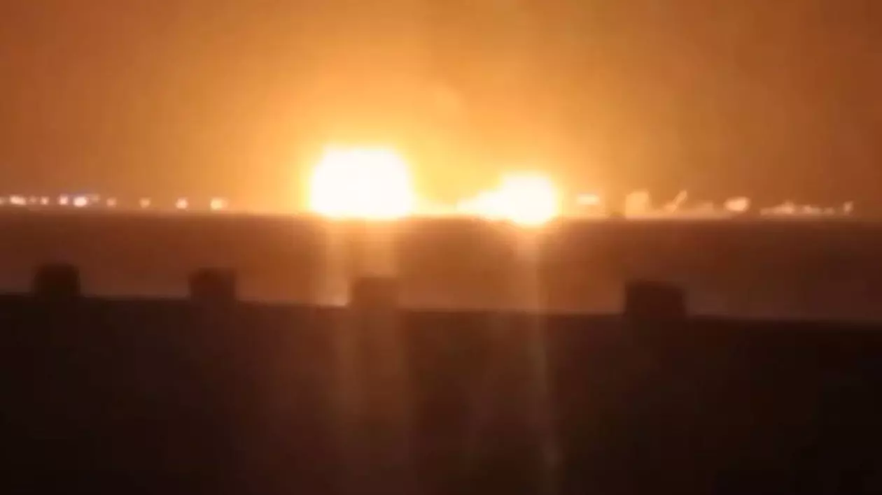Poză cu flăcările care au cuprins portul de combustibil din Yemen, care a fost atacat de armata americană