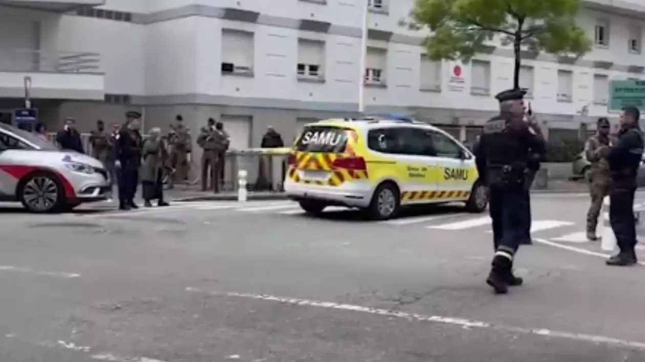 În imagine sunt ilustrați polițiști, o ambulanță, în urma unui incident