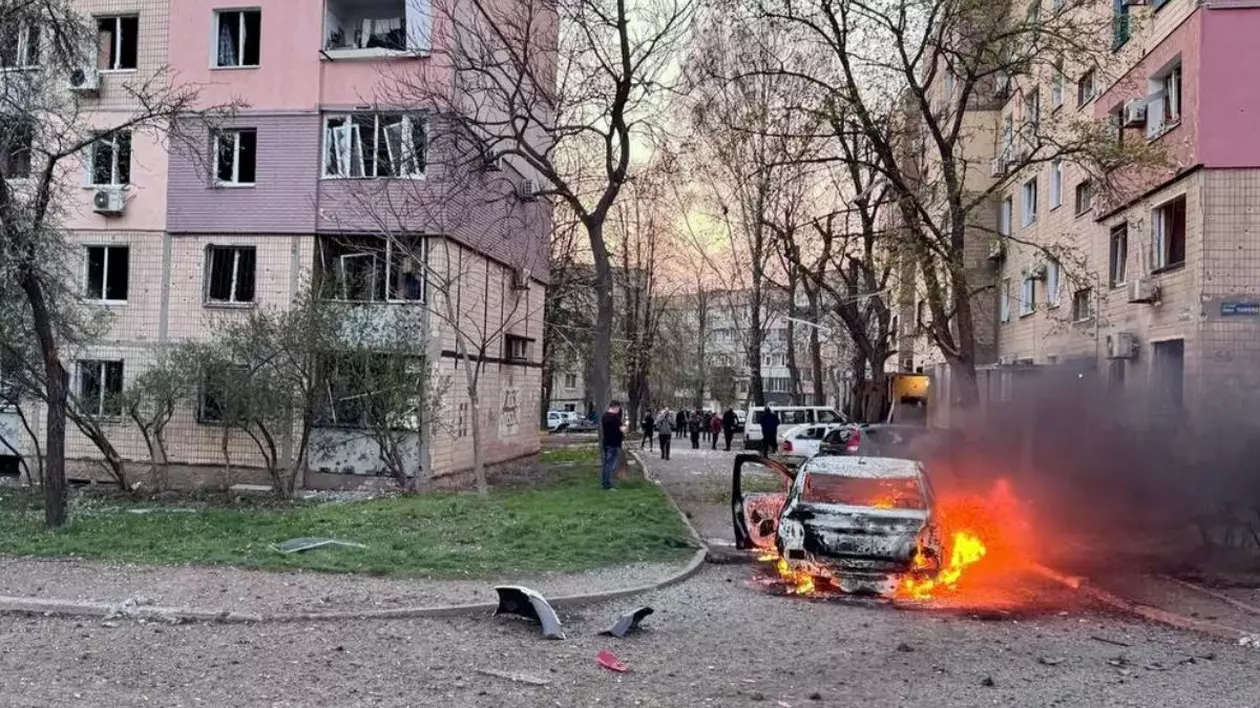 Mașină incendiată, în flăcări, intre blocuri și cu oameni în jur, în Ucraina