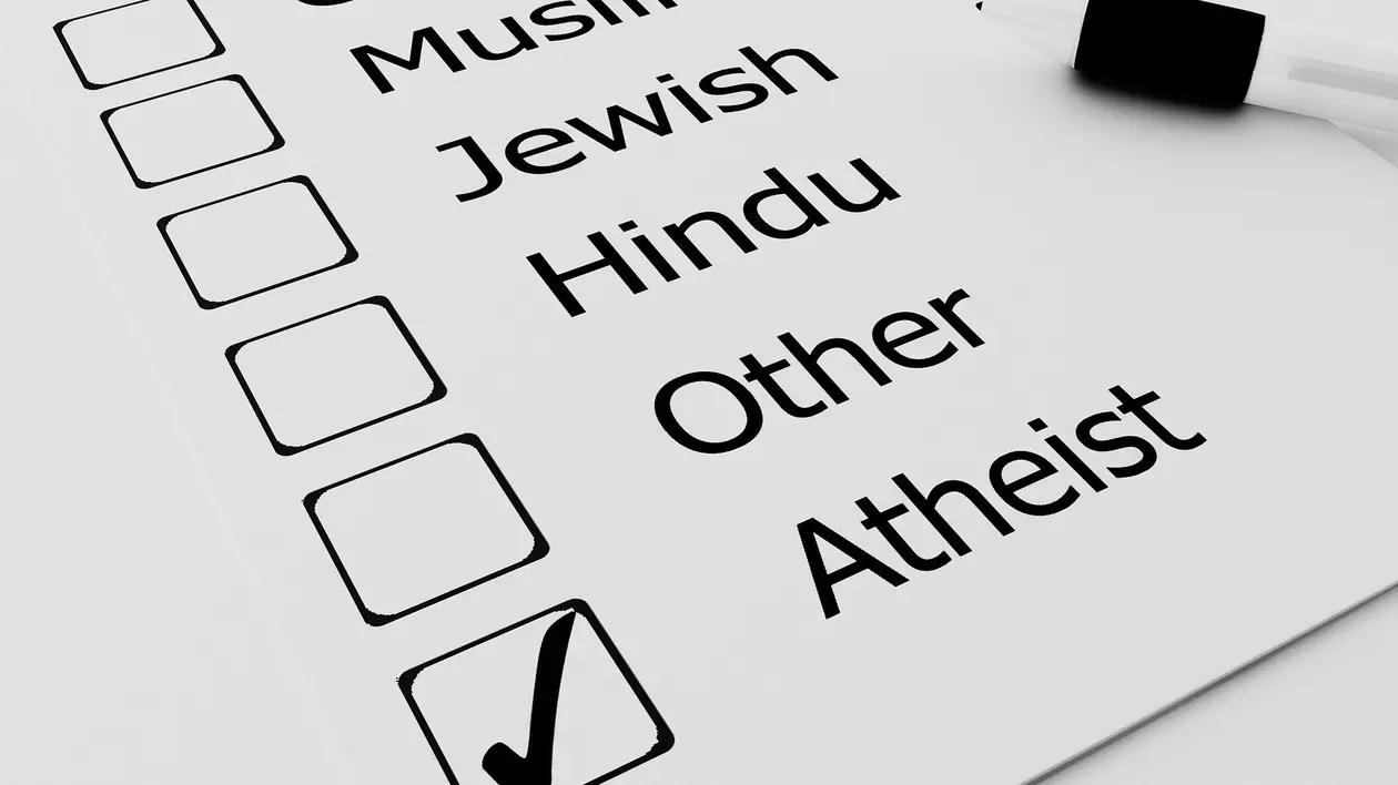 Poză cu o listă pe care e bifată opțiunea ateu. Pe aceasta se mai regăsesc și creștin, musulman, evreu și hindus.