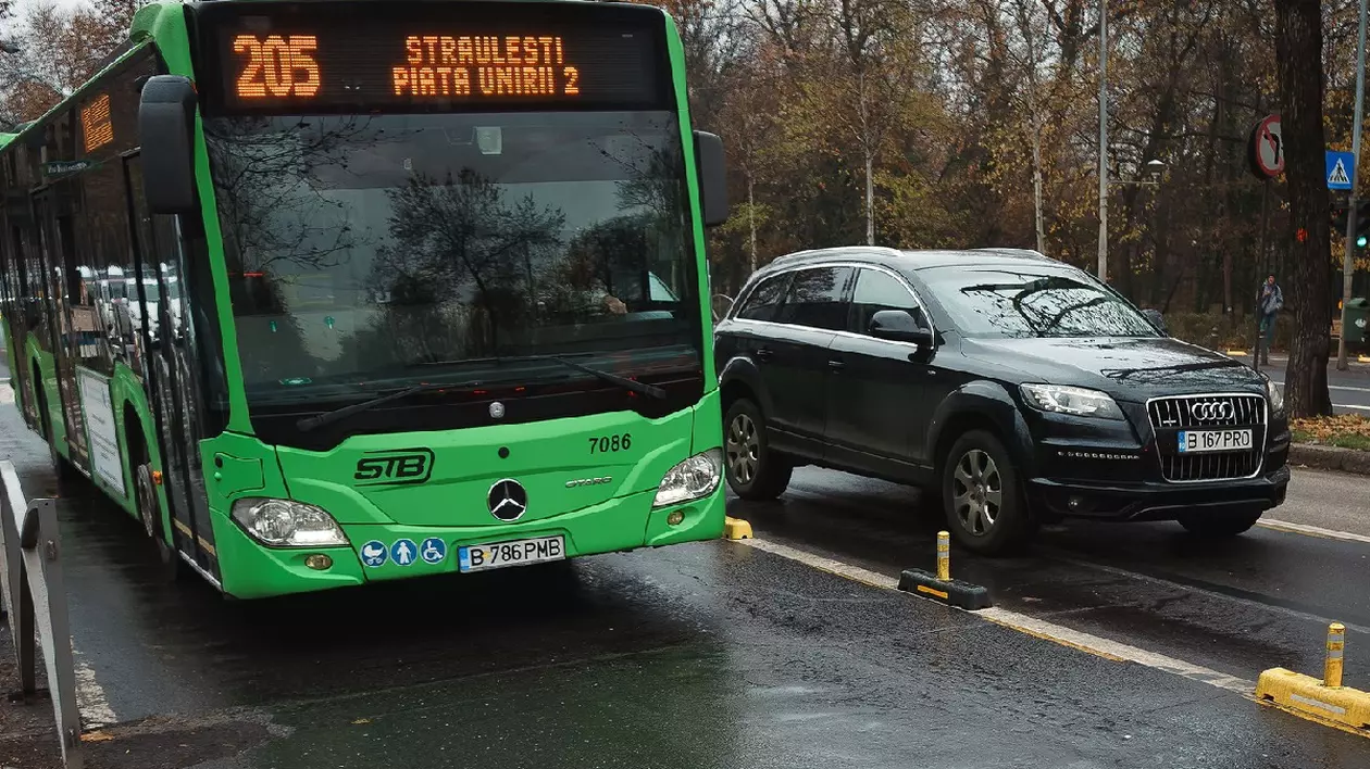 un autobuz si o mașină în trafic