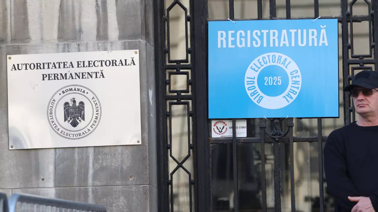sediul Autorității Electorale permanente, pe care în stânga, pe perete, este sigla, în dreapta este o ușă pe care este pus un afis cu un fundal albastru pe care scrie „registratură, biroul electoral central 2025”