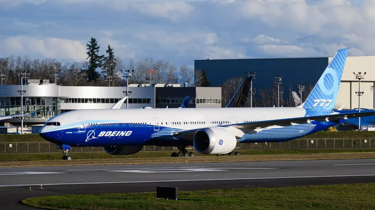 avion model boeing 777 cu fuselajul in doua culori, alb si albastru deschis