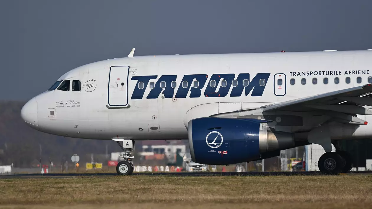 Avion al companiei TAROM la Aeroportul Henri Coandă Otopeni