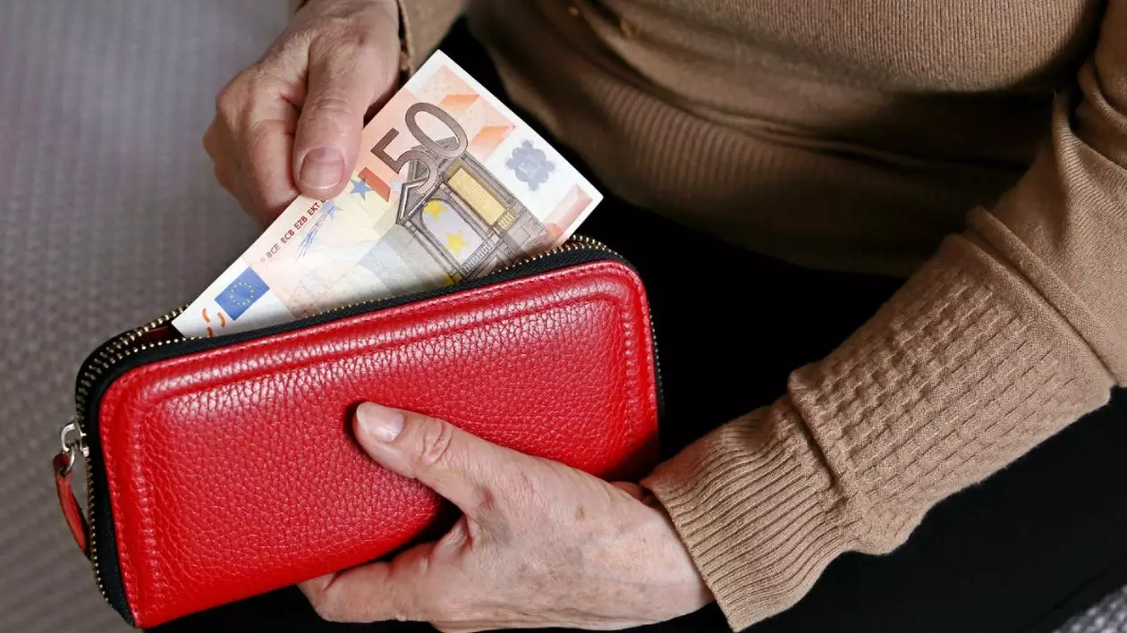 Bancnotele de 50 de euro care vor fi retrase din circulație. Cum le identificați și ce faceți cu ele