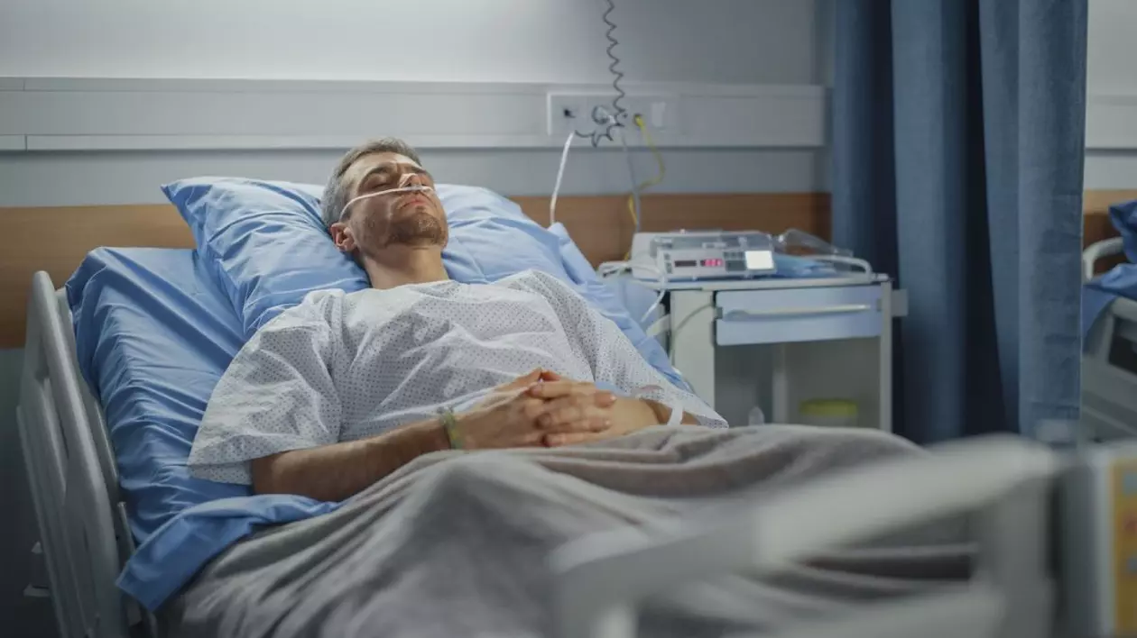 Imagine creativă cu un bărbat aflat întins într-un pat de spital, acoperit cu o pătură