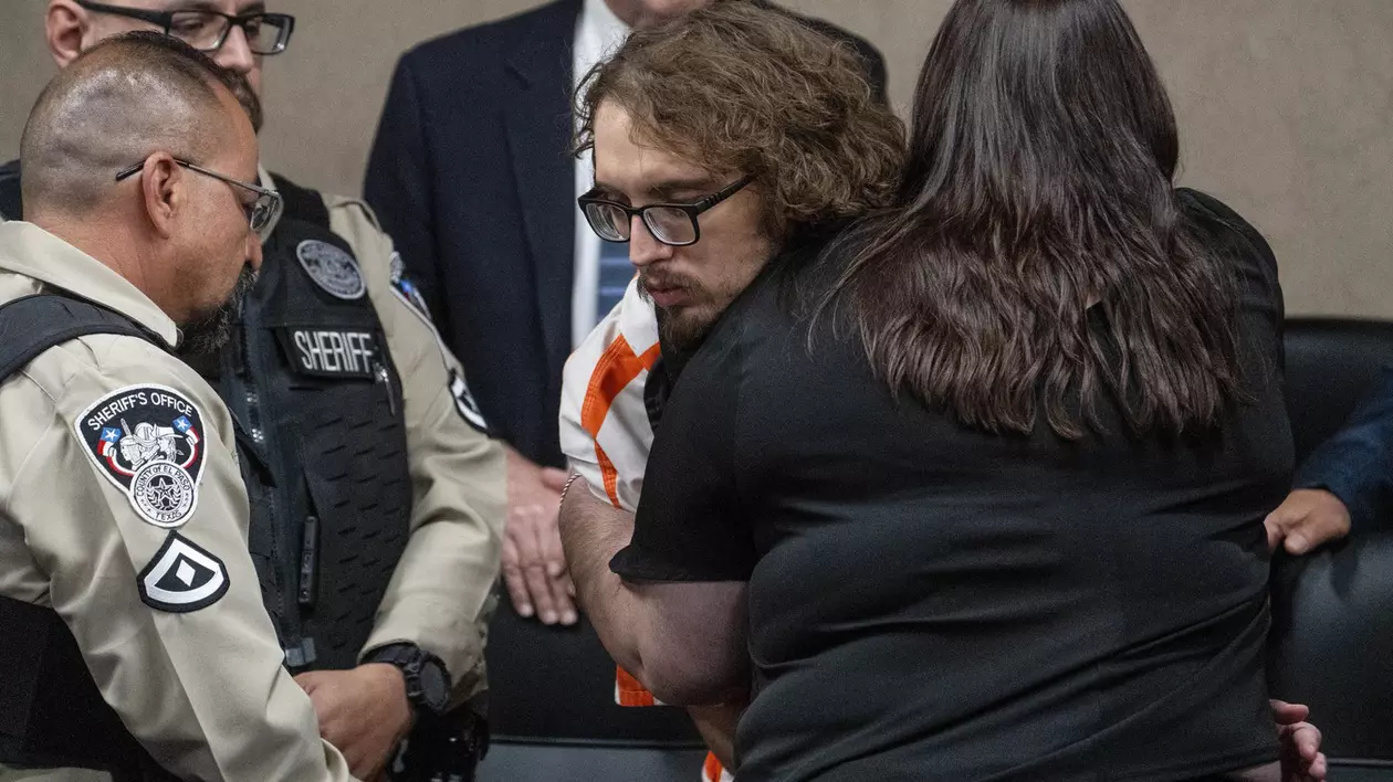 Bărbatul care a ucis 22 de oameni în Texas, îmbrățișt de sora uneia dintre victime. Foto: Profimedia.