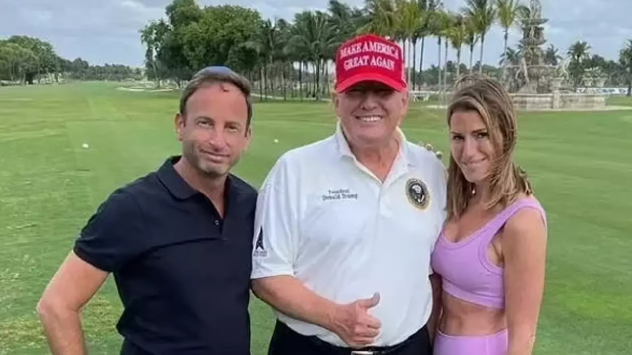 Jonathan Braun, bărbatul grațiat de Donald Trump. Fotografiat în 2022 cu președintele SUA pe terenul de golf