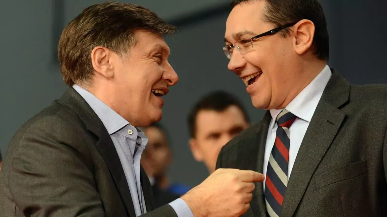 Premierul și co-președintele Uniunii Social-Liberale (USL) Victor Ponta (dreapta) râde împreună cu Crin Antonescu, co-liderul USL și președintele Partidului Național Liberal, în timpul unui miting electoral din orașul Craiova, 7 decembrie 2012
