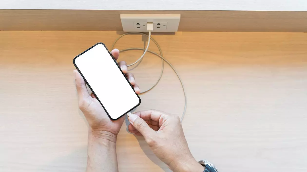 Un smartphone conectat la un încărcător USB.