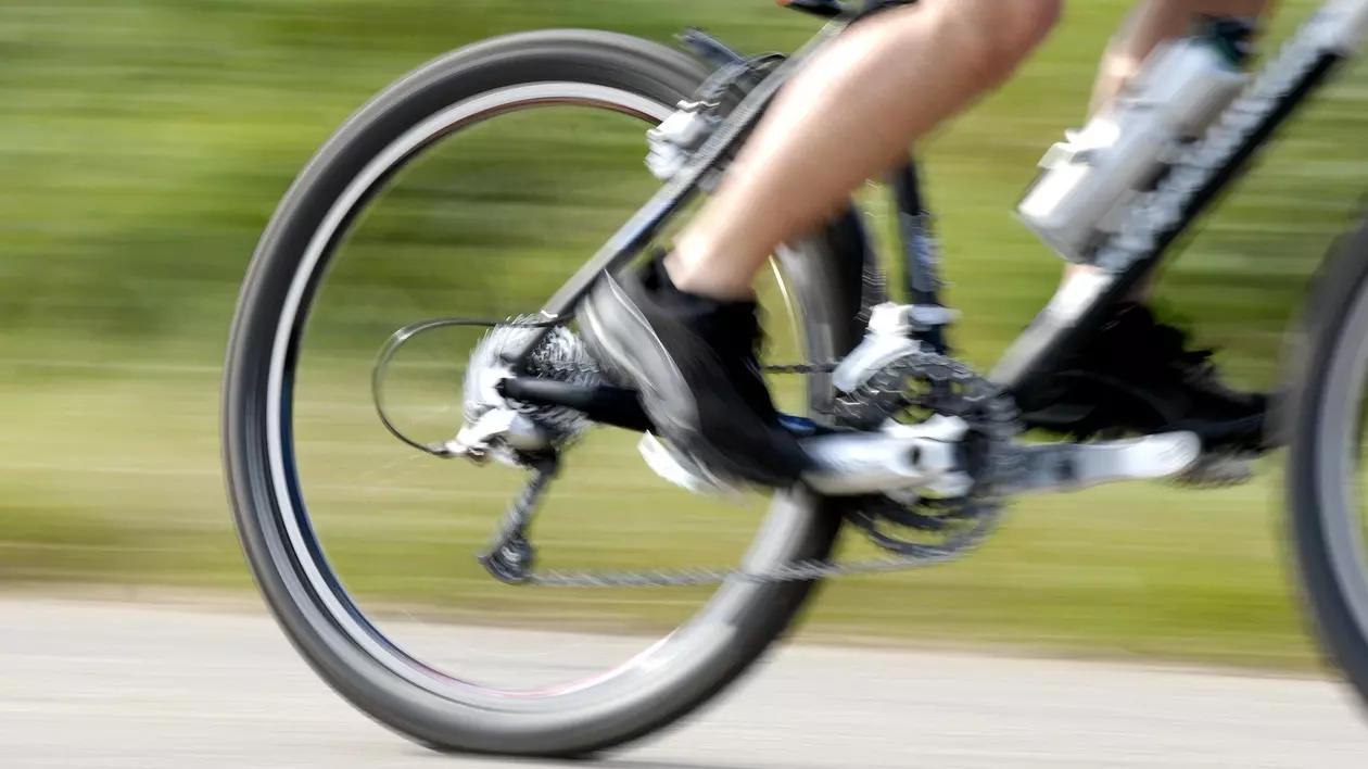 Poză cu un bărbat care pedalează.