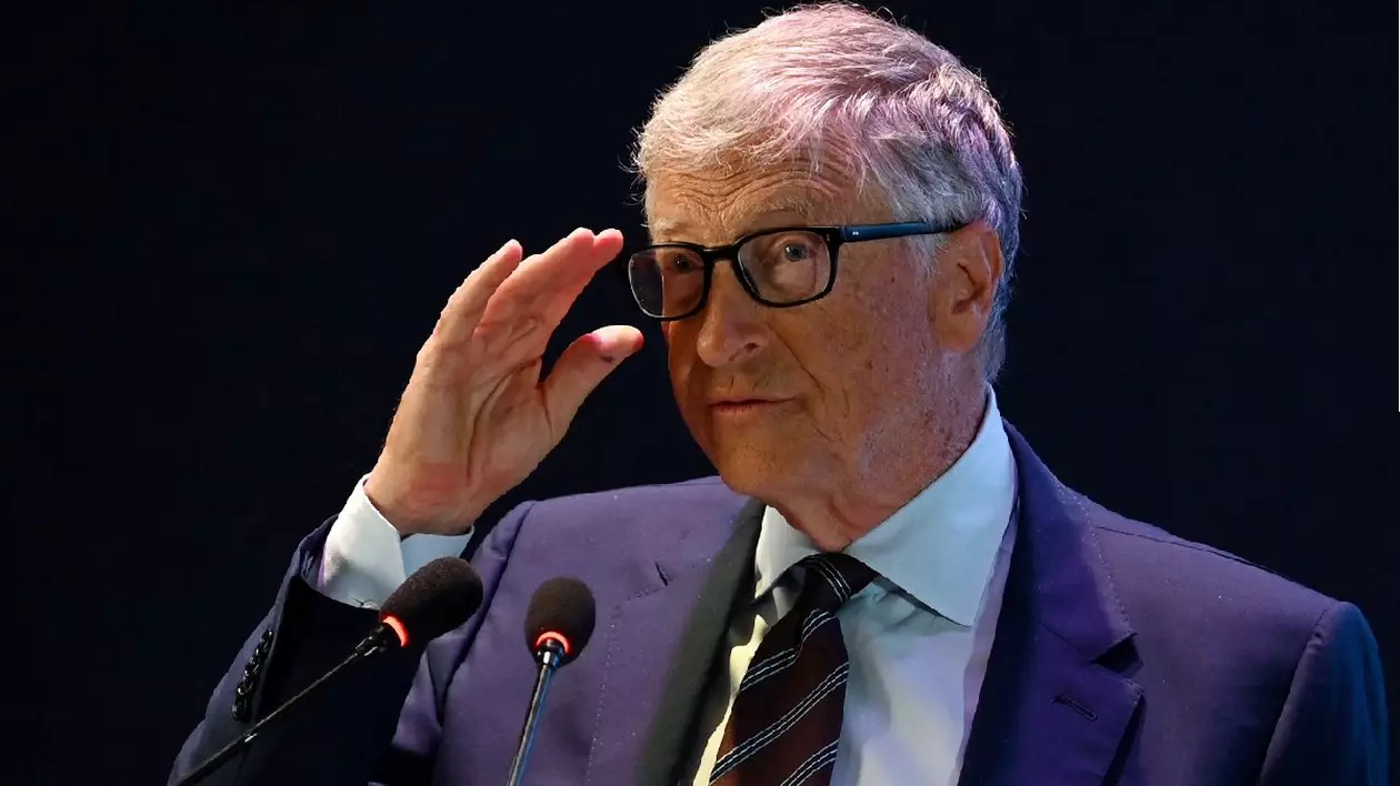 Filantropul american și co-fondatorul Microsoft Bill Gates gesticulează în timpul unui eveniment în New Delhi, 19 martie 2025.