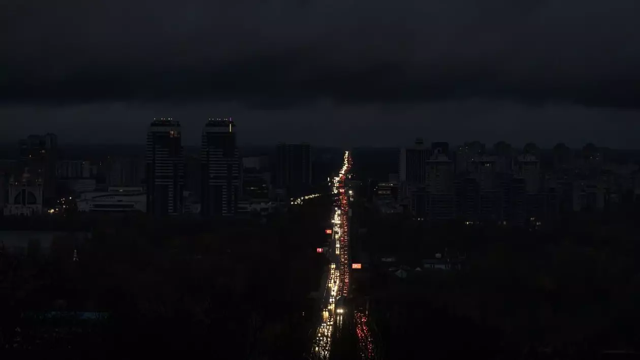 Pană de curent în capitala Ucrainei, Kiev. Străzile capitalei sunt fără iluminat stradal. Se văd doar luminile mașinilor care circulă