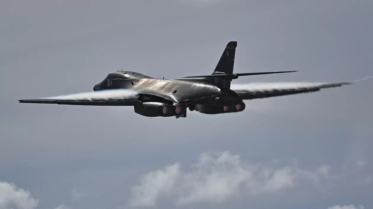Poză cu bombardierul strategic al SUA B-1B, care a fost implicat în exercițiul comun Washington- Seul.