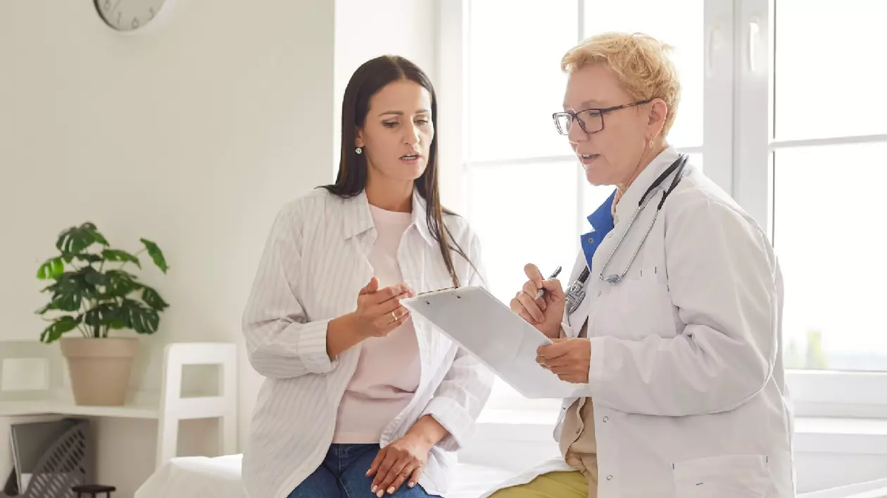 o pacientă si o doctoră în cabinetul medical