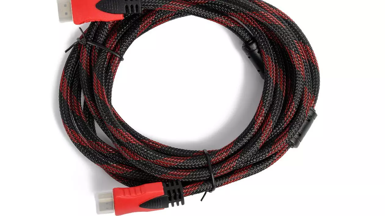 Cablu HDMI, roșu cu negru.