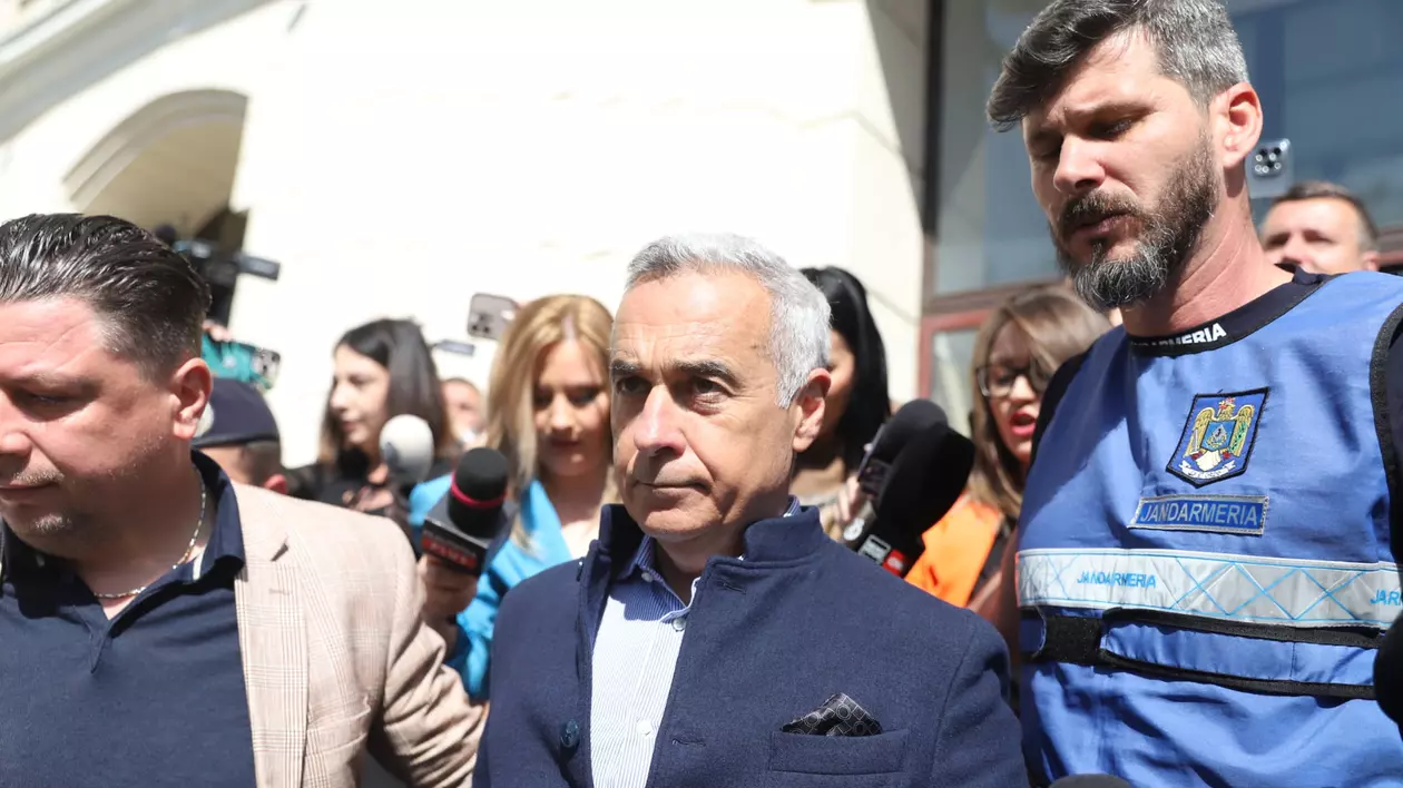Călin Georgescu prezent la Judecătoria Sectorului 1, în centrul imaginii.