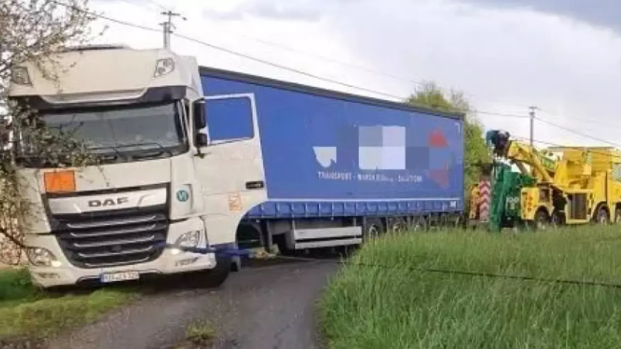 Șofer român de TIR, prins beat în Franța, după ce s-a rătăcit cu camionul și s-a blocat pe un drum de țară. Cum a încercat să se scuze