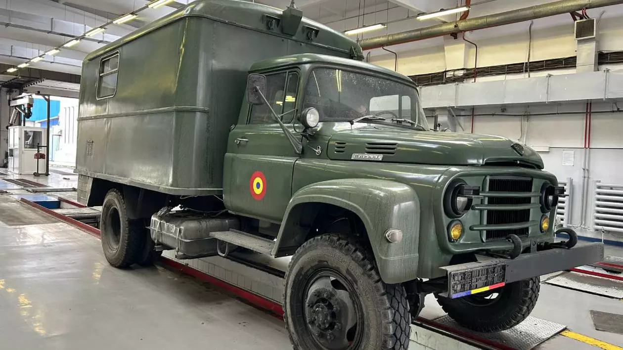 camion militar vechi folosit de armata romana, in timpul unei inspectii tehnice la rar