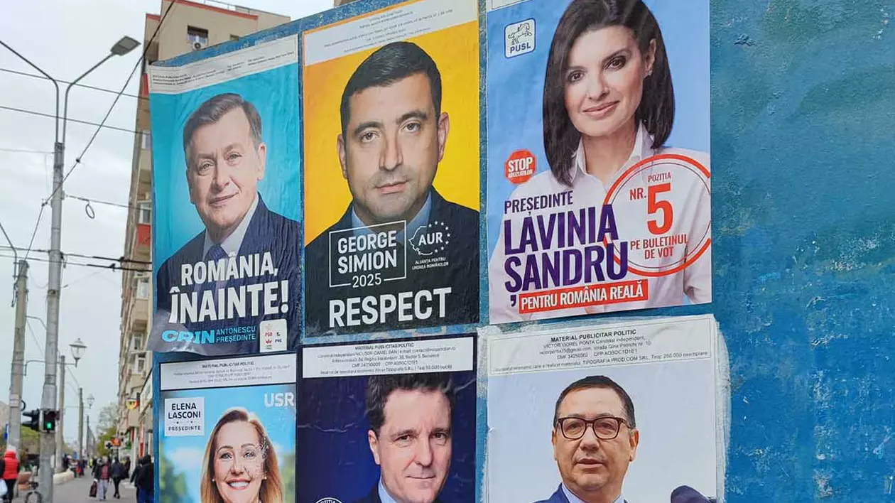 Panou cu afise electorale alegeri prezidentiale 2025