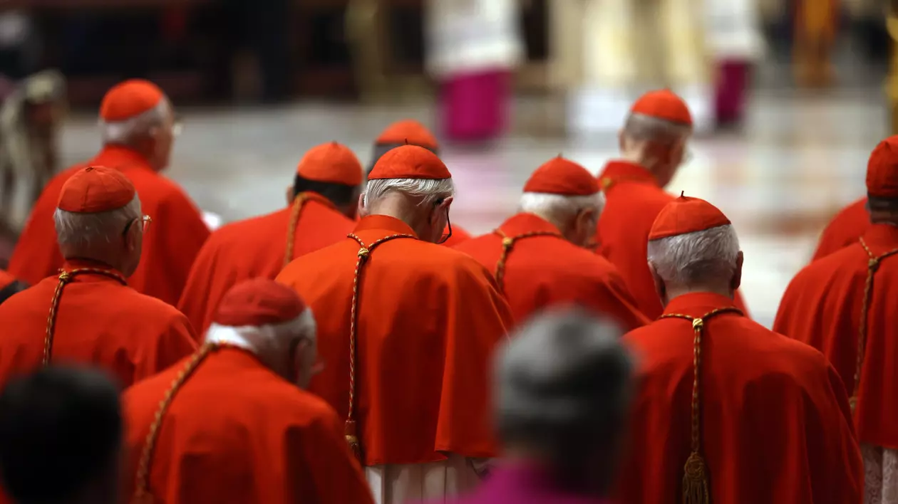 În imagine sunt ilustrați mai mulți cardinali în costume roșii