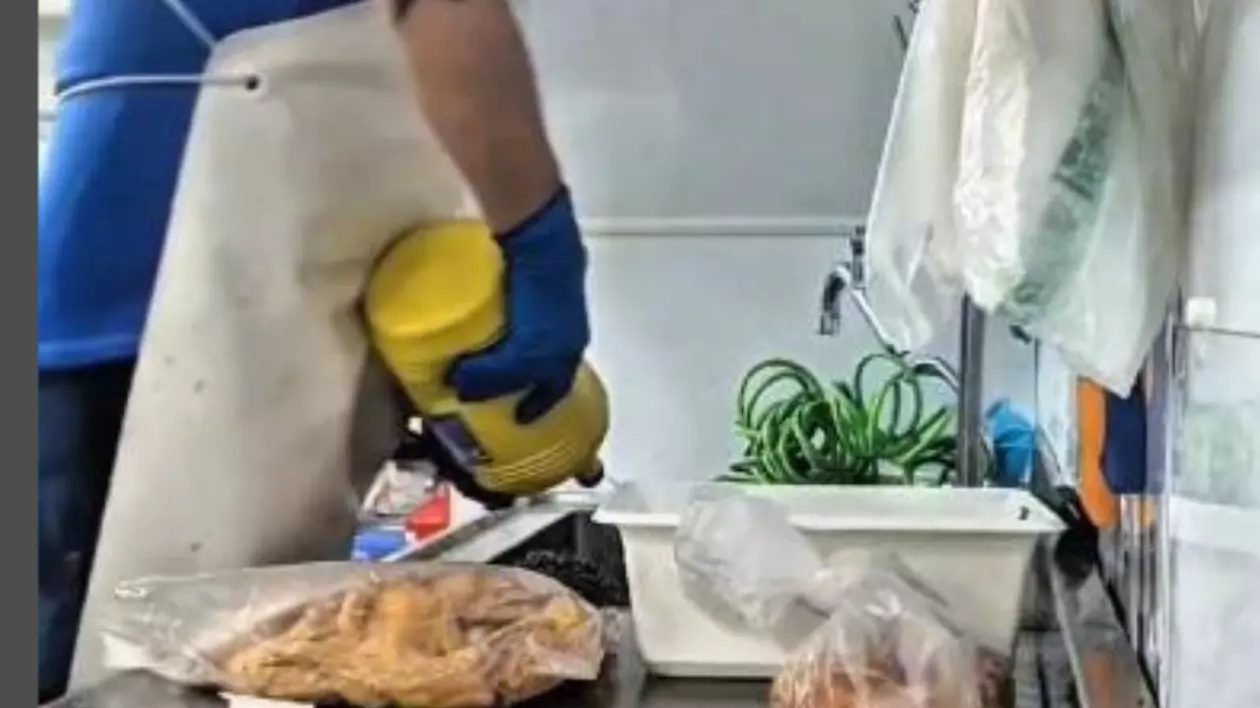 Piedone de Mallorca! 231 de kilograme de alimente confiscate, în operațiunea Exspiratum: „Carnea putrezită, «dezinfectată» cu înălbitor și revândută”