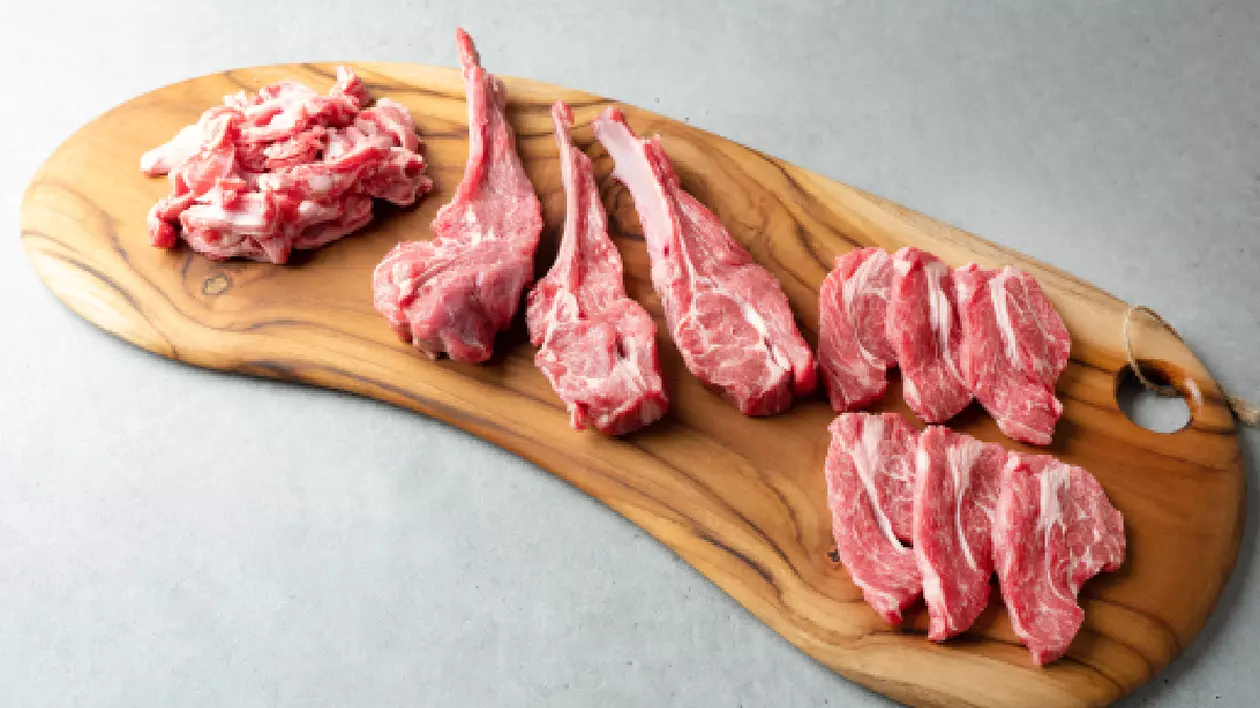 un tocător și carne de miel