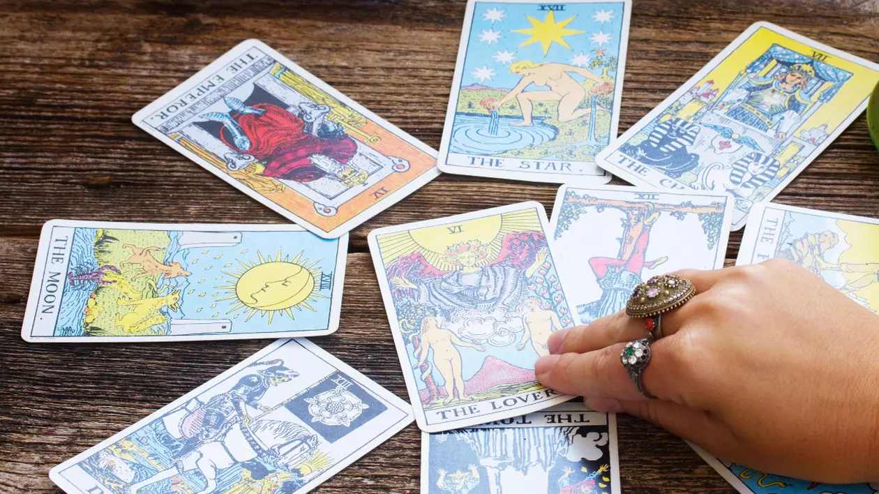 În imagine sunt ilustrate mai multe cărți de tarot