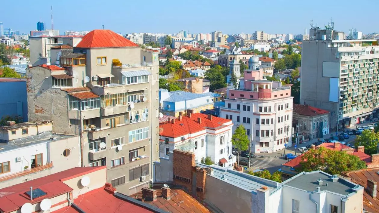 Imagine de sus din orașul București, se vad case si blocuri, în orizont cerul, într-o zi insorită