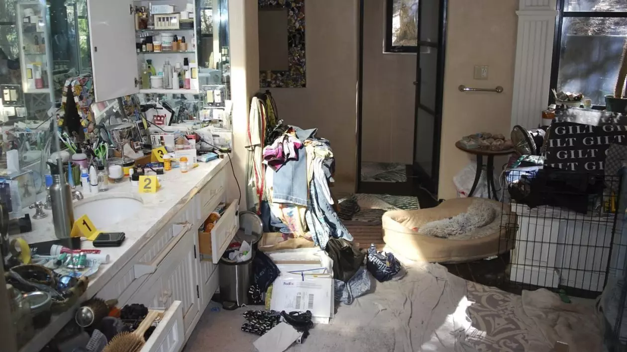 Imagine din casa lui Gene Hackman, furnizată de Biroul Șerifului din comitatul Santa Fe în timpul anchetei și percheziției, locul unde actorul și soția sa au fost găsiți morți joi, 27 februarie 2025, în Santa Fe, New Mexico. În poză se văd haine pe jos, hartii căzute pe podea, un sertar plin și deschis.