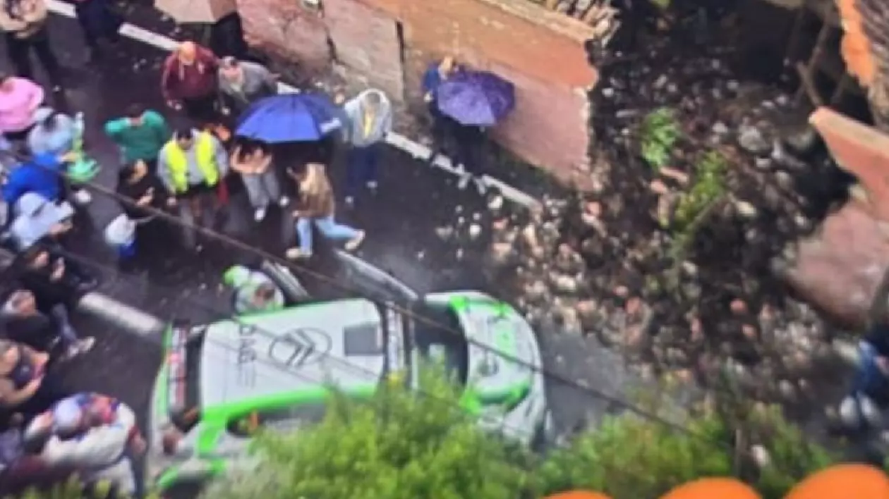 Două mașini au derapat, una după alta, au intrat în aceeași casă și au dărâmat-o, în Raliului Nordului, în Tenerife | VIDEO