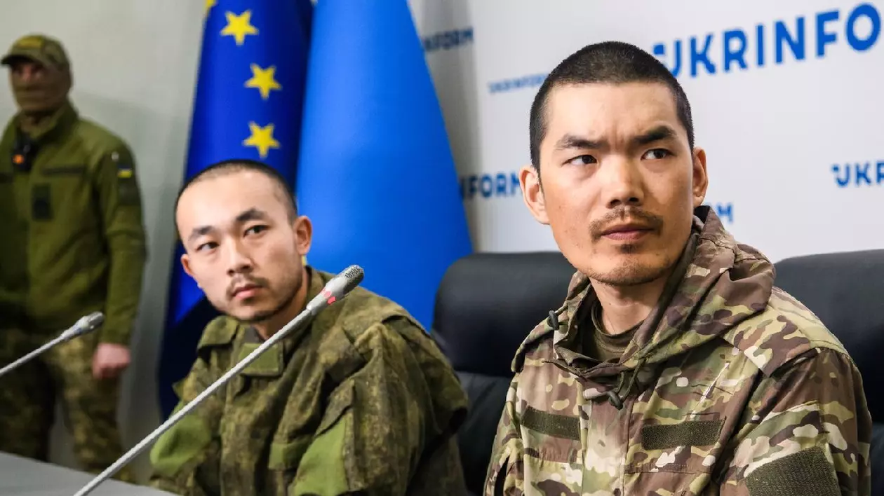 Cetățenii chinezi Zhang Renbo și Wang Guangjun, care participă la războiul împotriva Ucrainei de partea Rusiei și sunt luați prizonierii, răspund întrebărilor jurnaliștilor în Kiev, Ucraina, pe 14 aprilie 2025 .