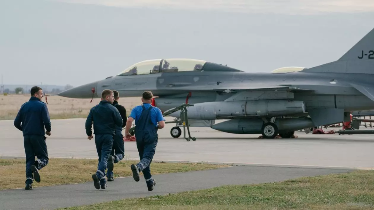 Grup de militari aleargp spre avion pe o pistă