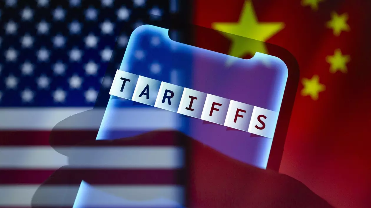 Cuvântul „tarife” afișat pe un ecran de telefon, iar pe fundal sunt steagurile SUA și China