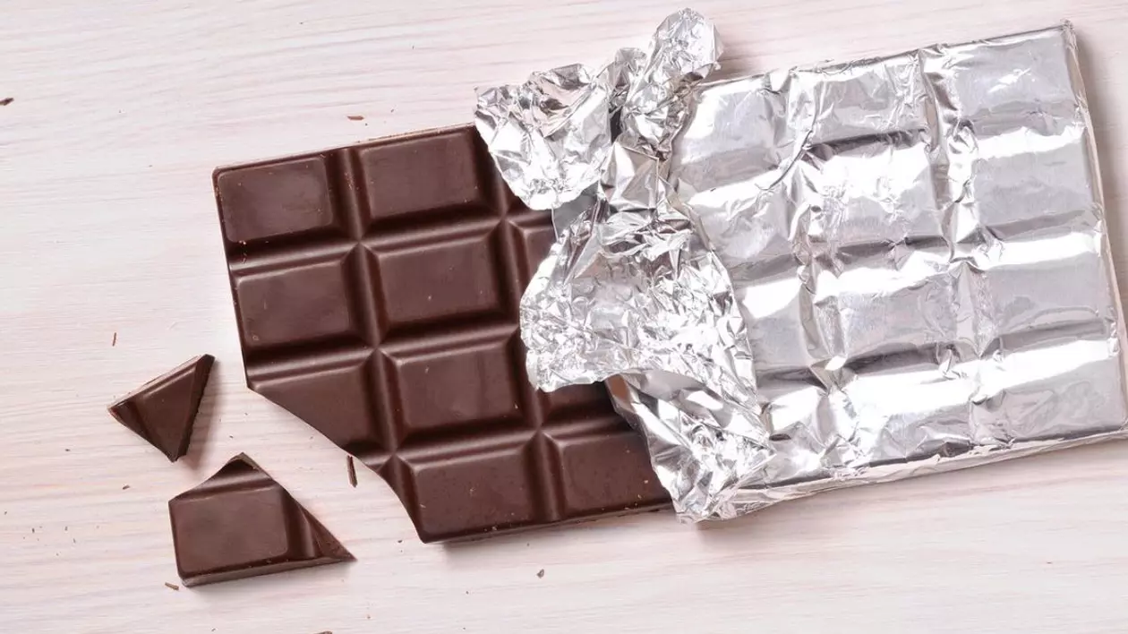 Ciocolată desfăcută cu folie de aluminiu