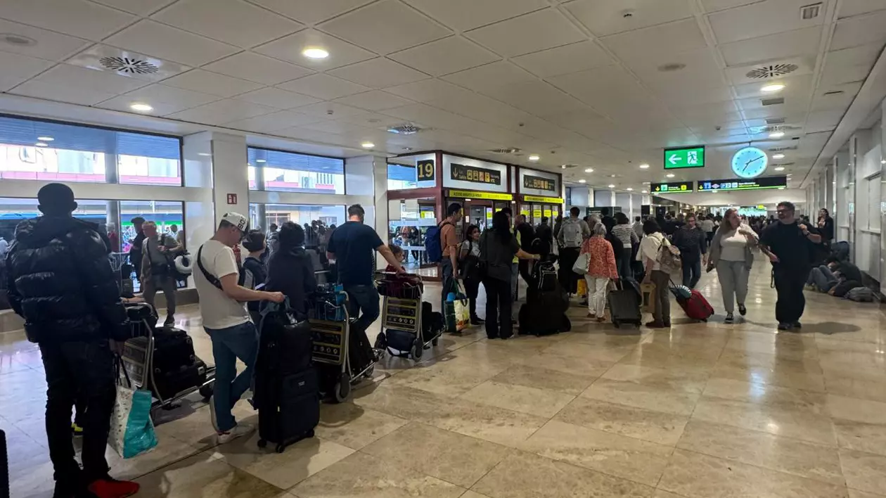 Coadă de persoane la ieșirea aeroportului din Madrid, 28 aprilie 2025